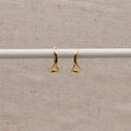 Aretes de aro con onda abstracta dorada
