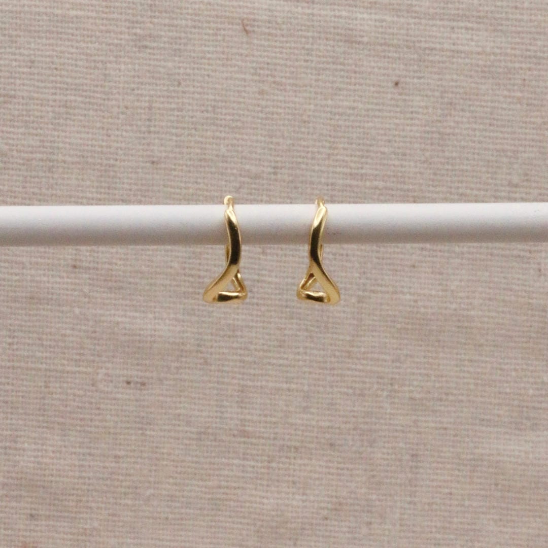 Aretes de aro con onda abstracta dorada