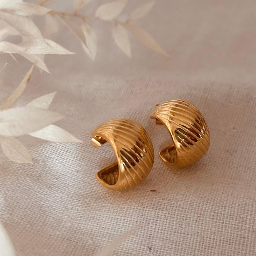 Aretes de aro estriados dorados para el día a día