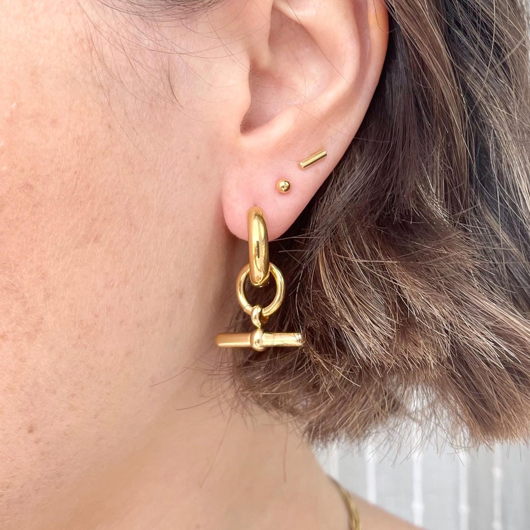 Pendientes de aro con barra de oro para uso diario