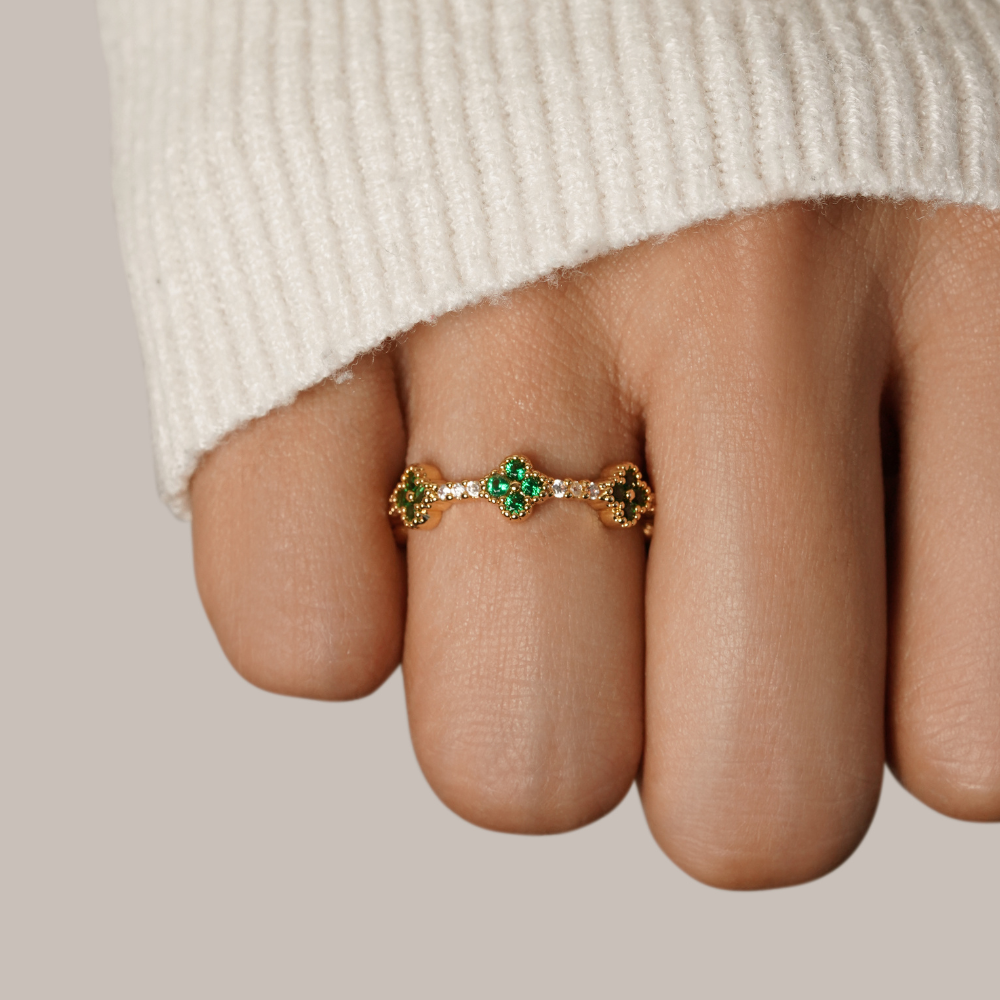 Anillo de cristal con trébol de cuatro hojas