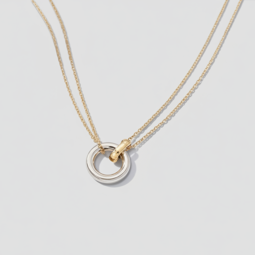 Deslumbrante collar con acento de anillo