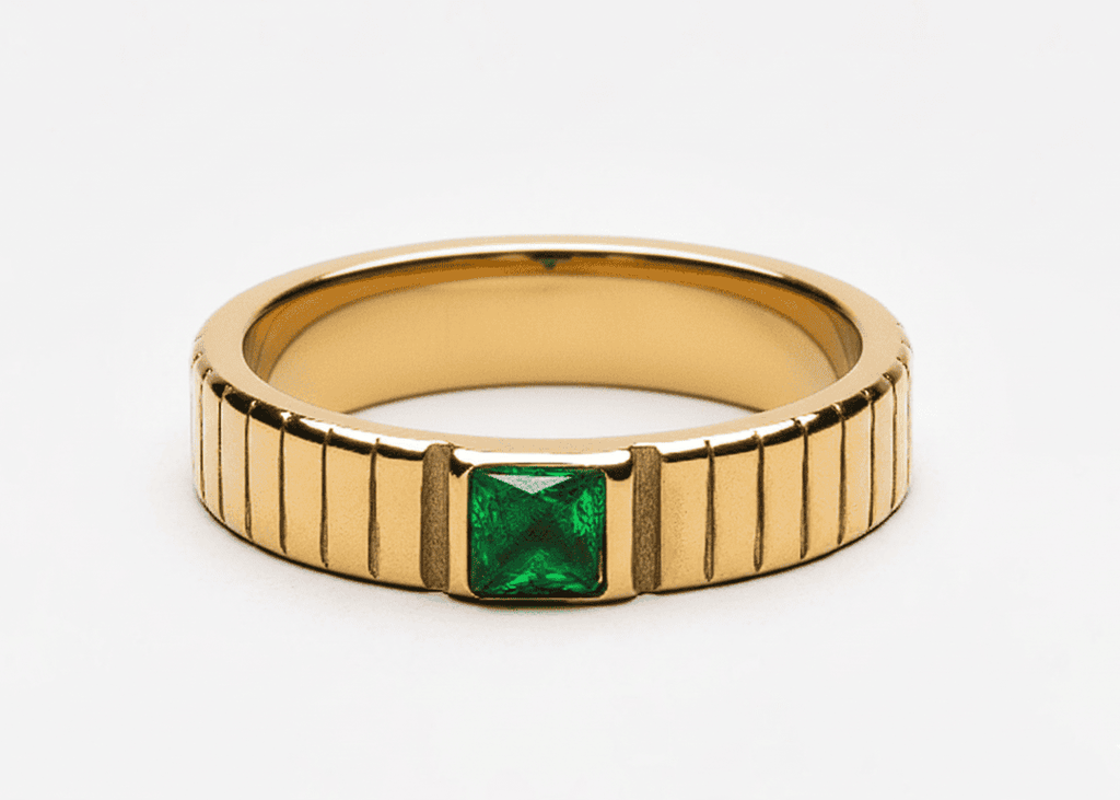 Anillo llamativo de esmeralda intenso