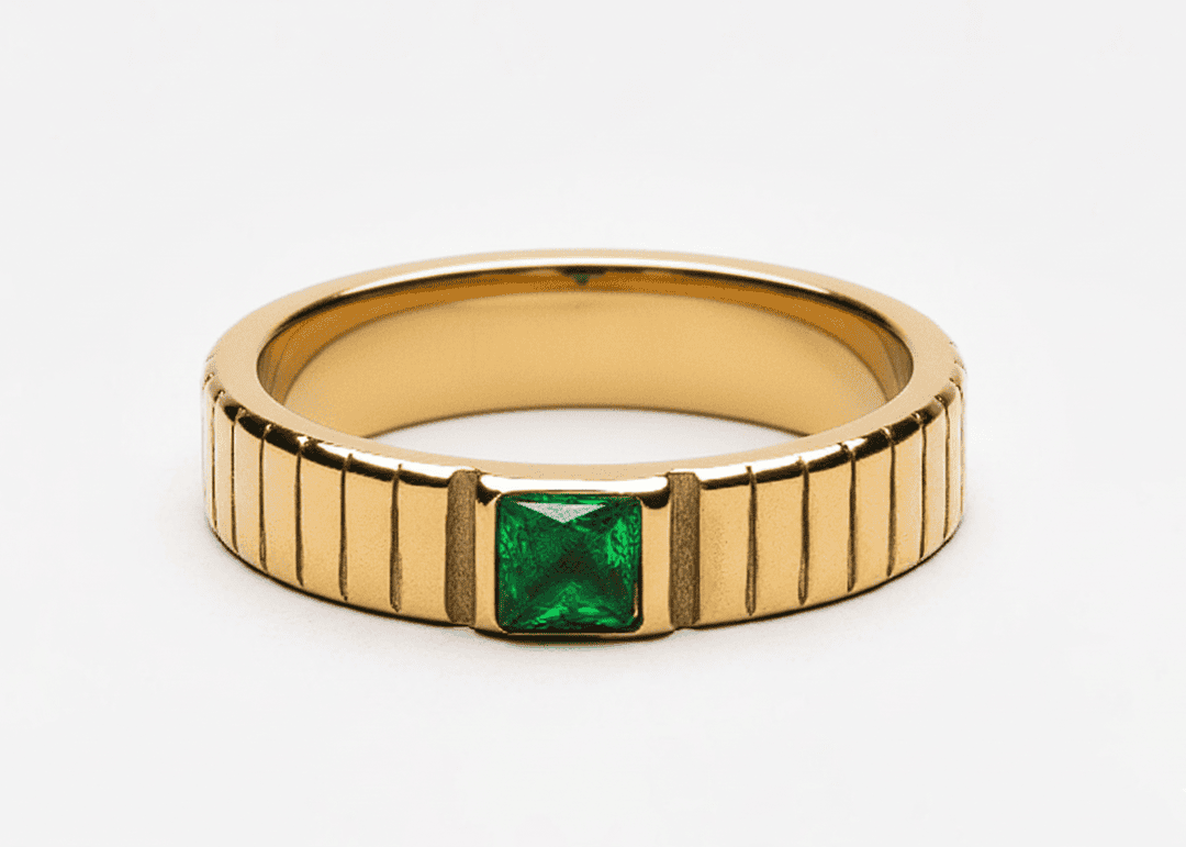 Anillo llamativo de esmeralda intenso