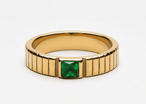 Anillo llamativo de esmeralda intenso