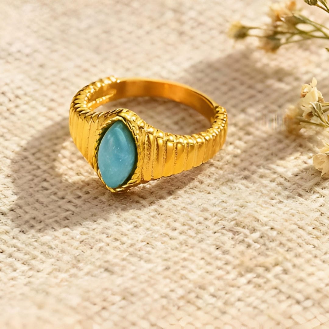 Anillo llamativo de oro con ópalo