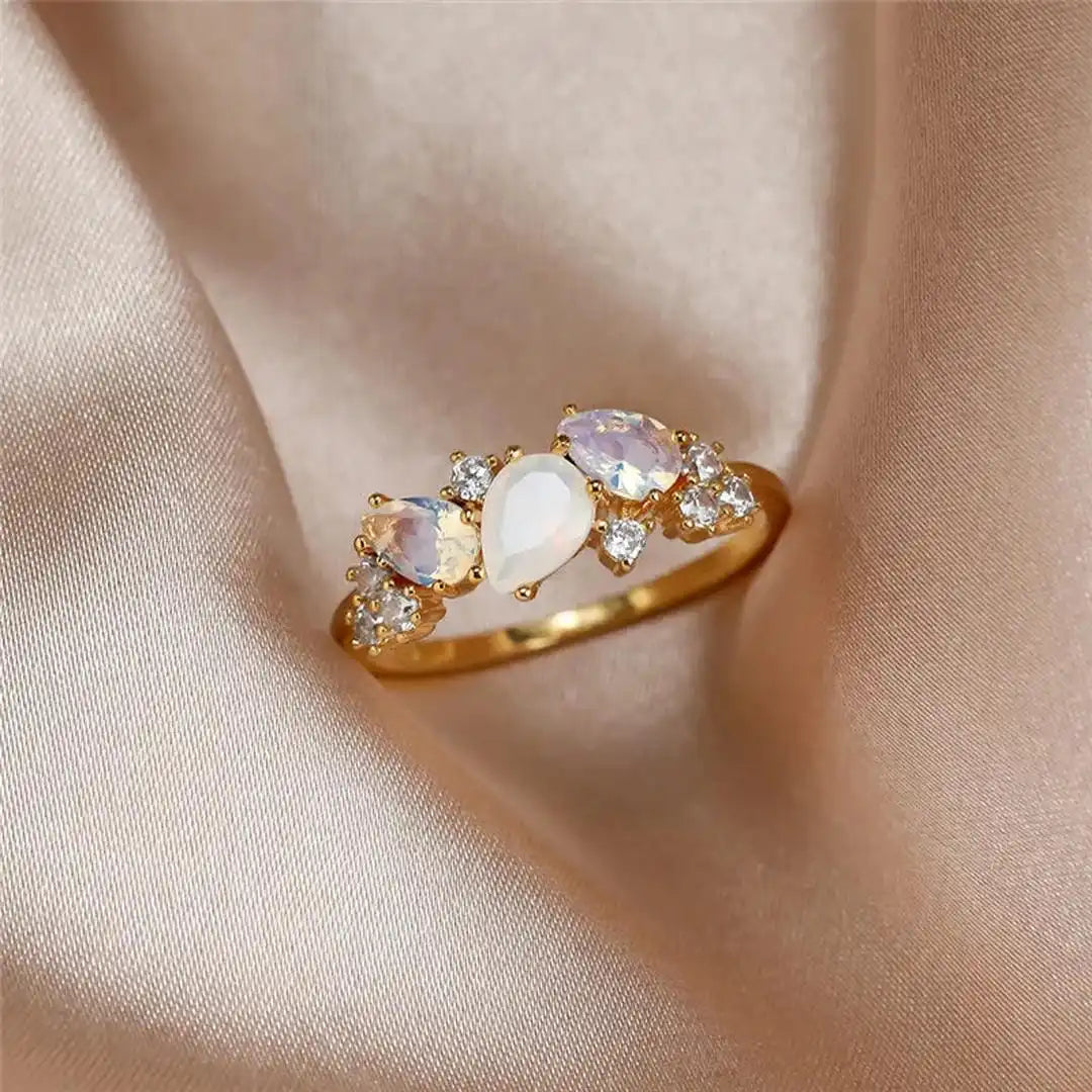Anillo de piedra lunar dorada vintage