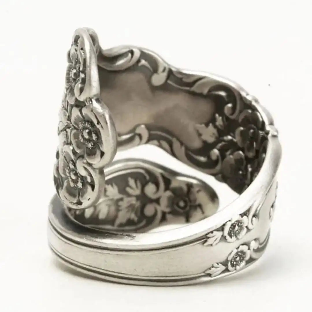 Anillo antiguo con diseño de flores grabado