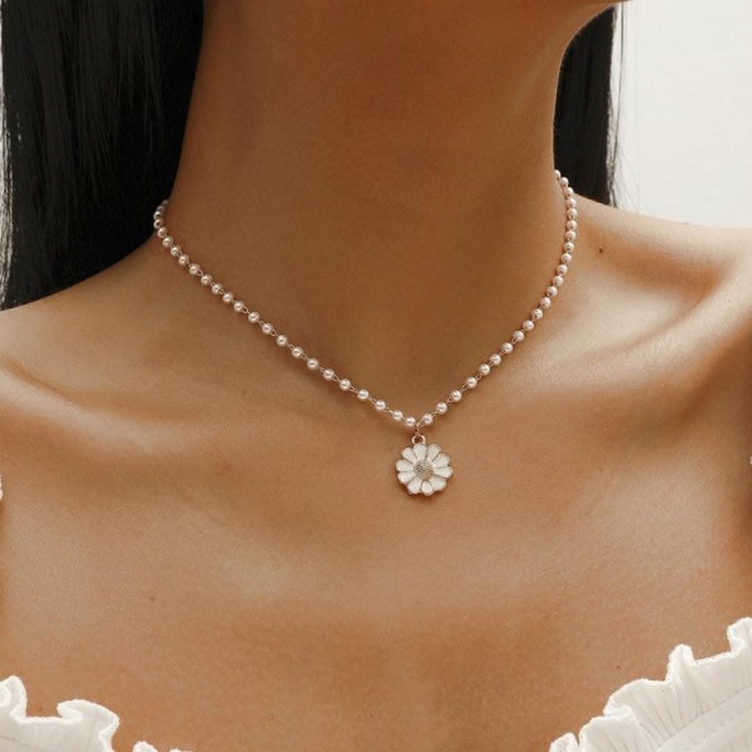 Collar con colgante de margarita perla