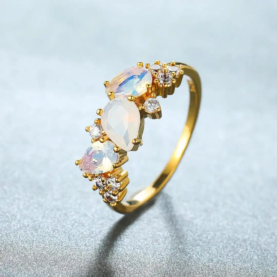 Anillo de piedra lunar dorada vintage