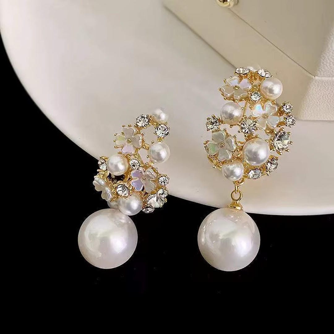 Elegantes pendientes de perlas con forma de flor