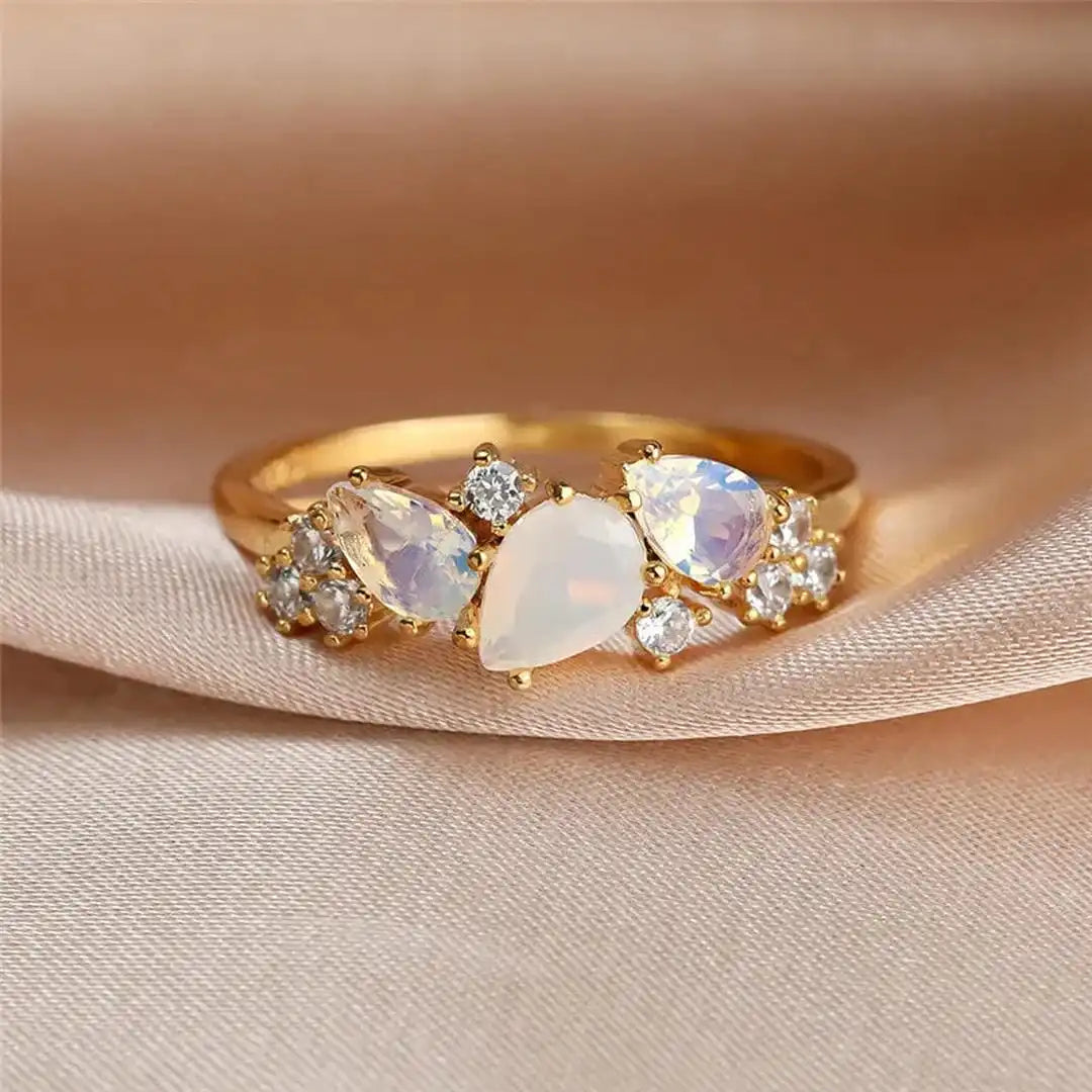 Anillo de piedra lunar dorada vintage
