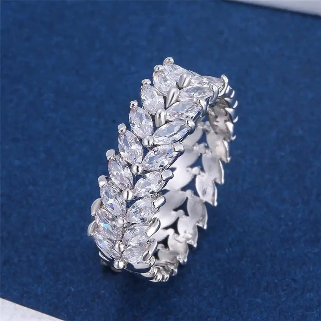 Anillo de lujo de cristal con hoja blanca