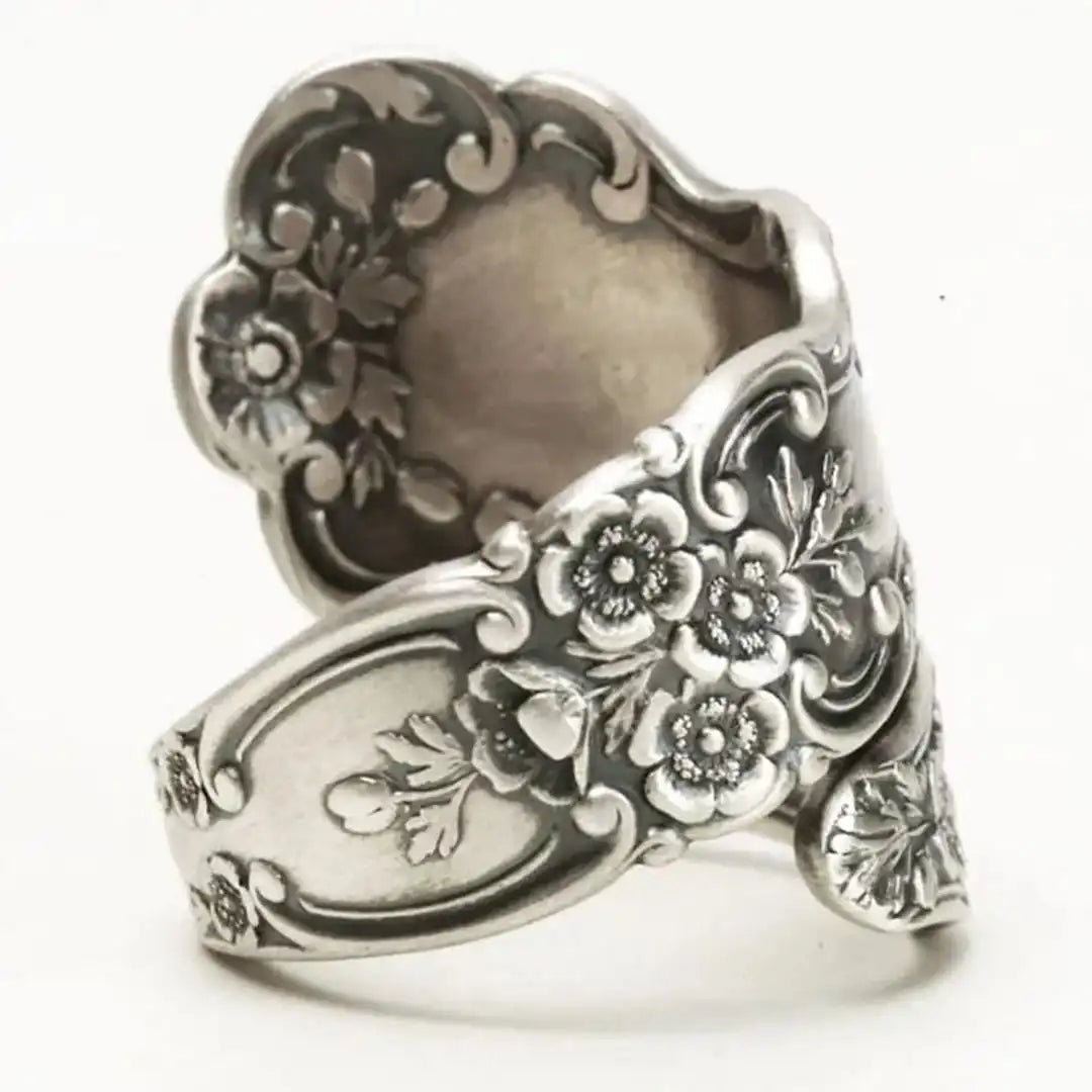 Anillo antiguo con diseño de flores grabado