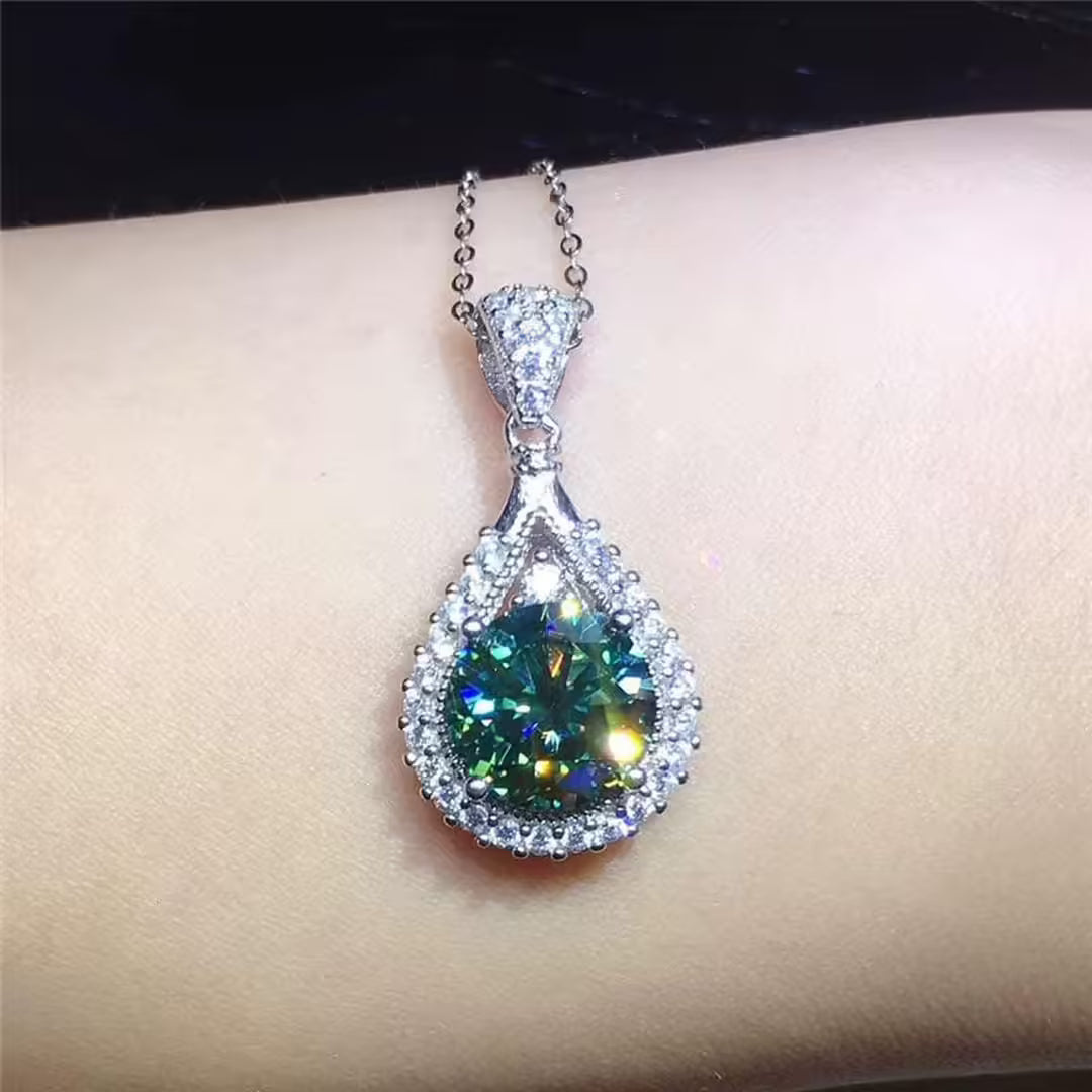 Pulsera rígida de lágrima esmeralda radiante