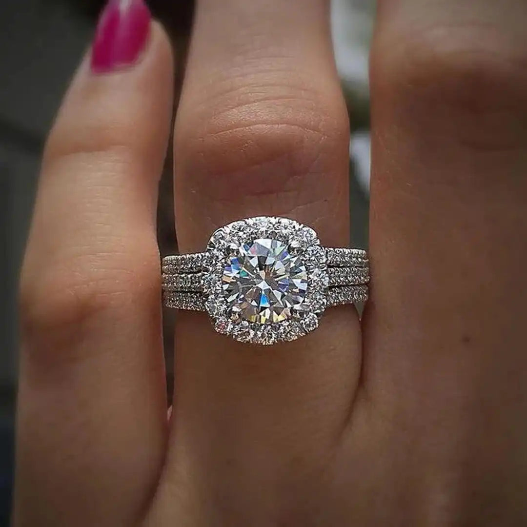 Anillo de declaración con pavé y halo en forma de cojín