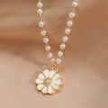 Collar con colgante de margarita perla