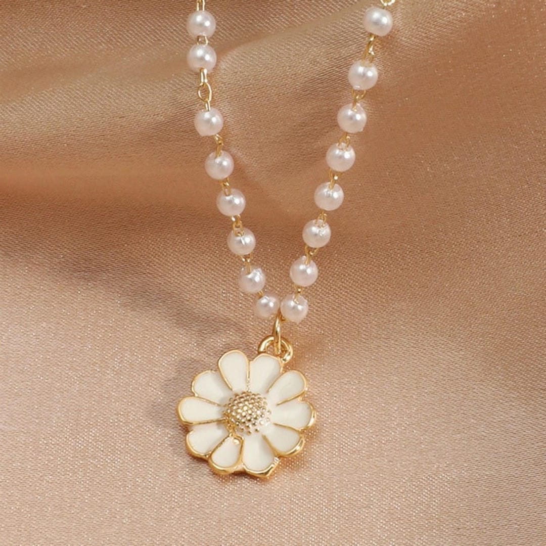 Collar con colgante de margarita perla