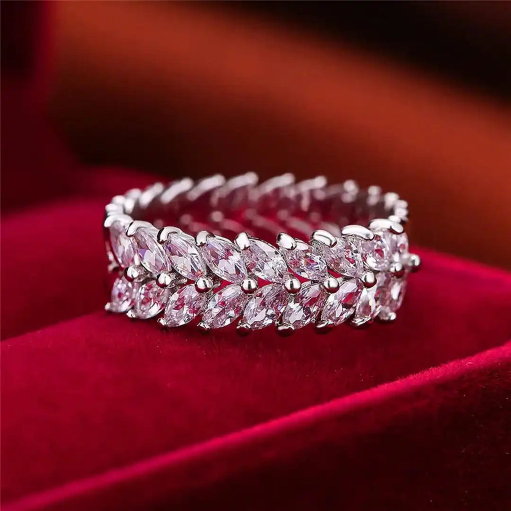 Anillo de lujo de cristal con hoja blanca