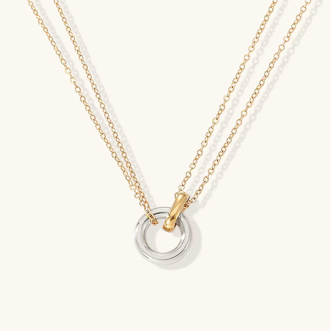 Deslumbrante collar con acento de anillo