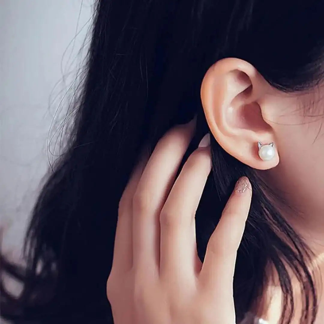 Pendientes de perlas con gato de plata de ley