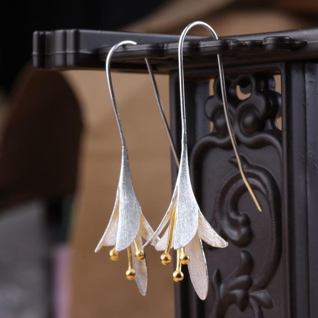 Elegantes Pendientes de Flores de Plata