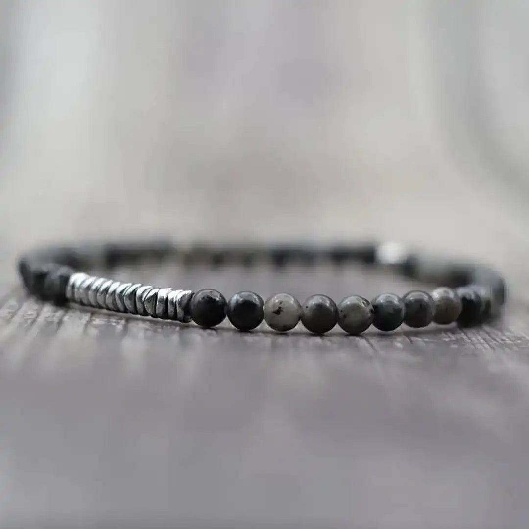 Pulsera atemporal de roca volcánica