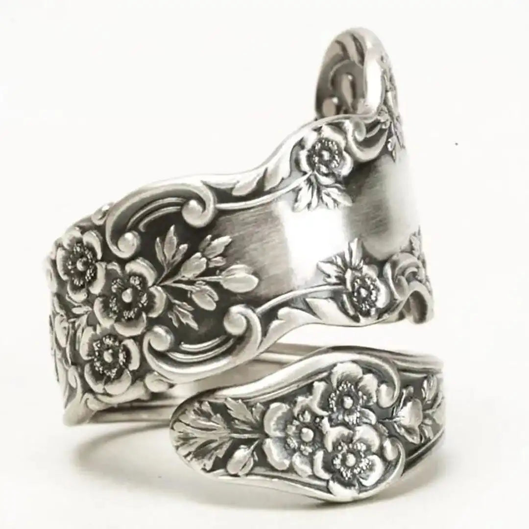 Anillo antiguo con diseño de flores grabado