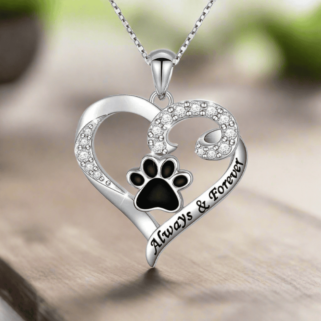 Collar de huella de perro con diseño de corazón