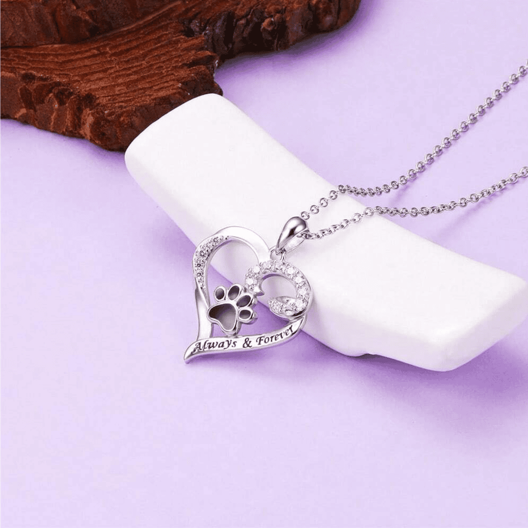 Collar de huella de perro con diseño de corazón
