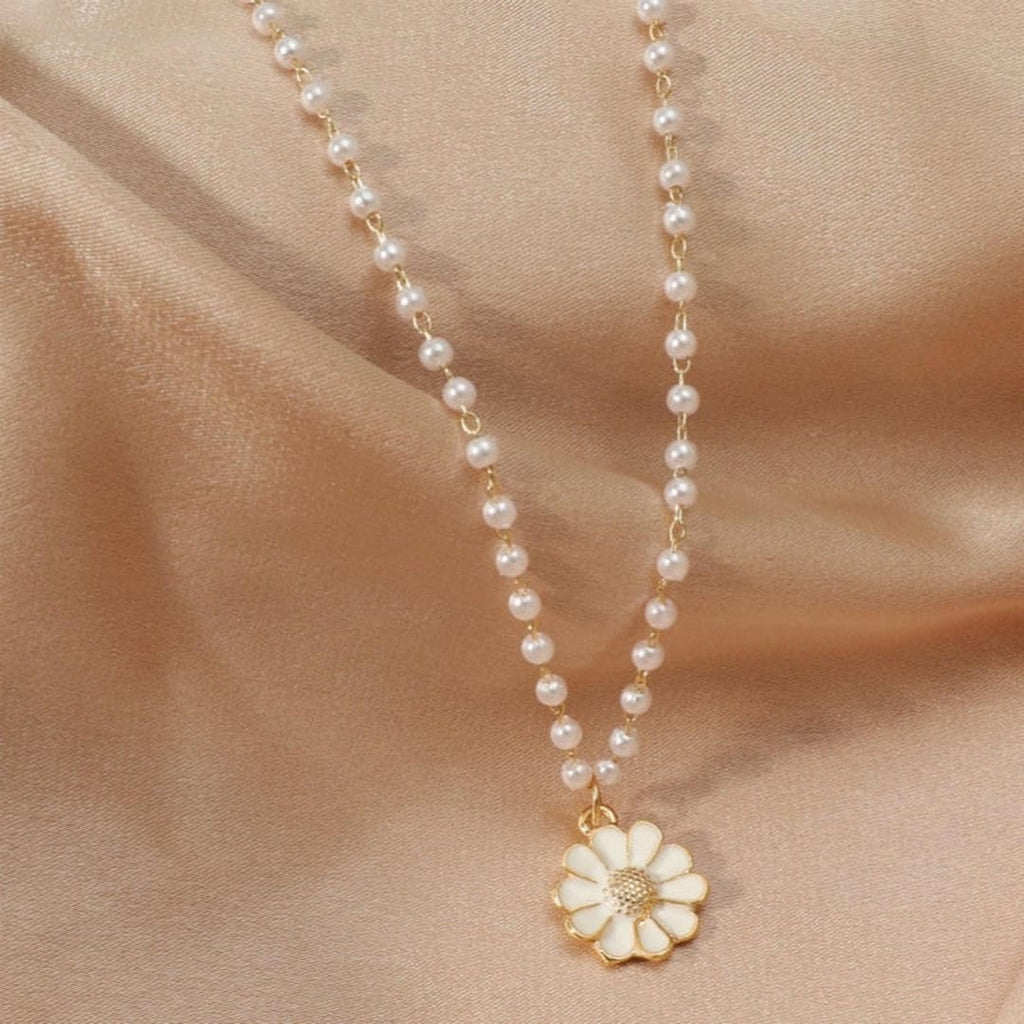 Collar con colgante de margarita perla