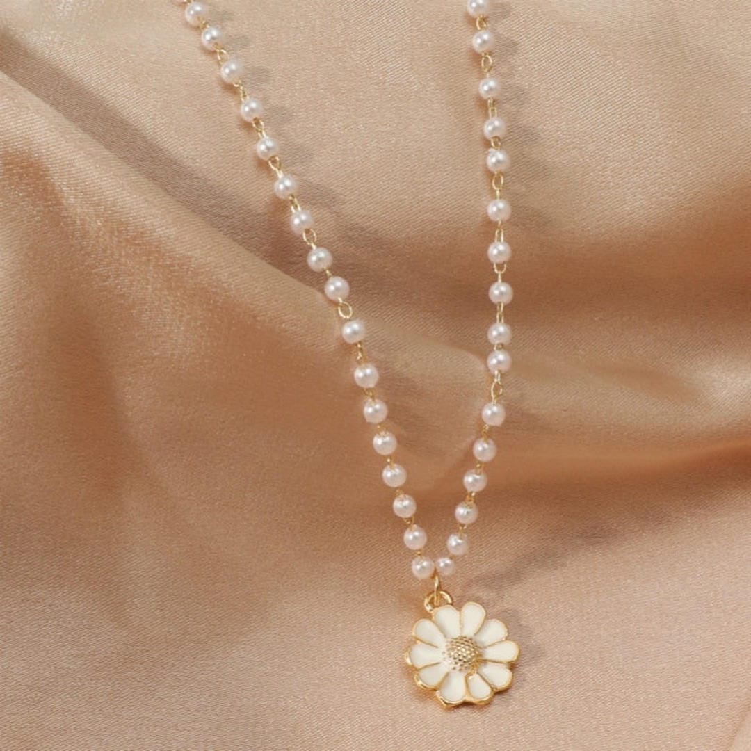Collar con colgante de margarita perla