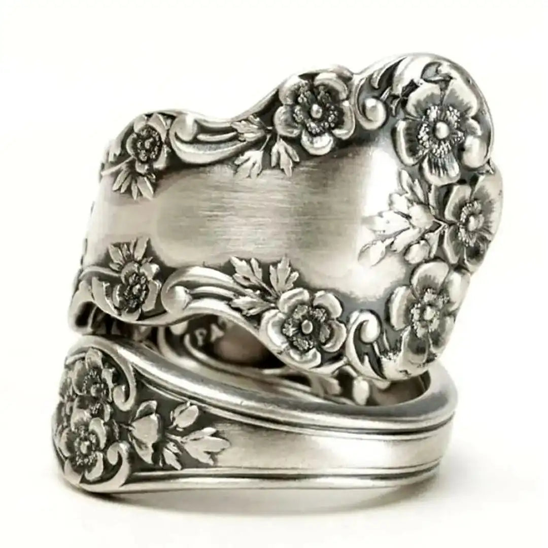 Anillo antiguo con diseño de flores grabado