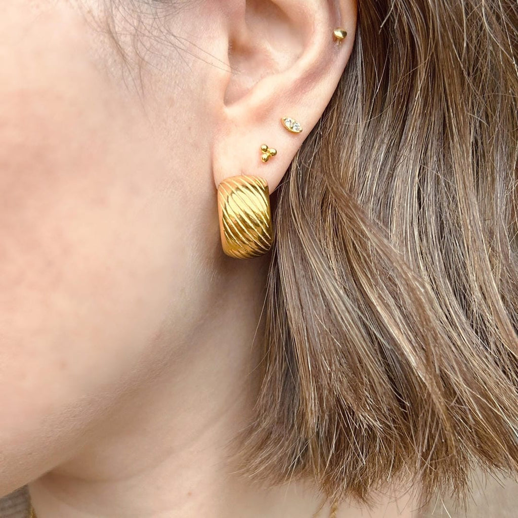 Aretes de aro estriados dorados para el día a día