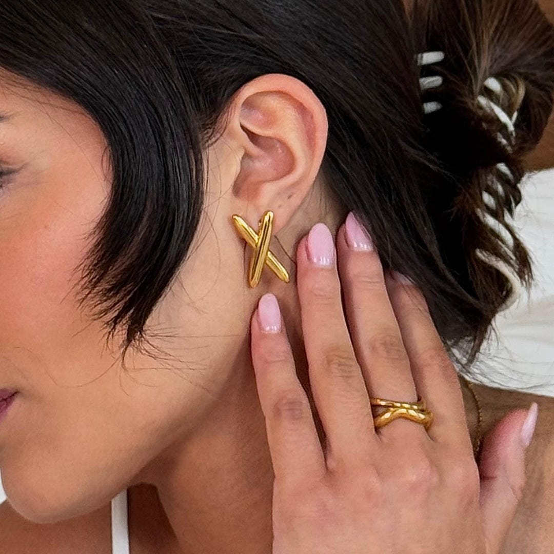 Pendientes modernos dorados en forma de X