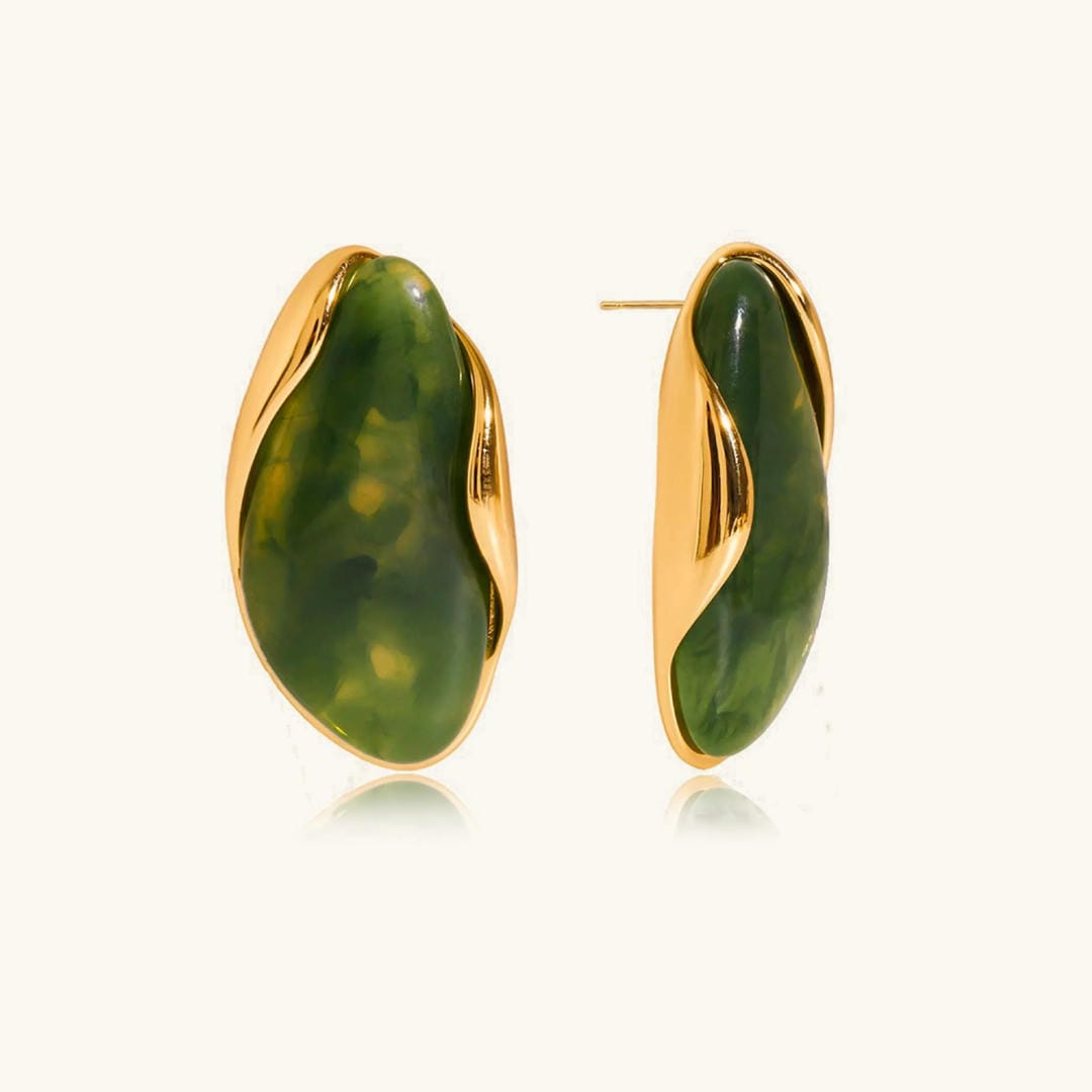 Pendientes atemporales de piedras preciosas pulidas