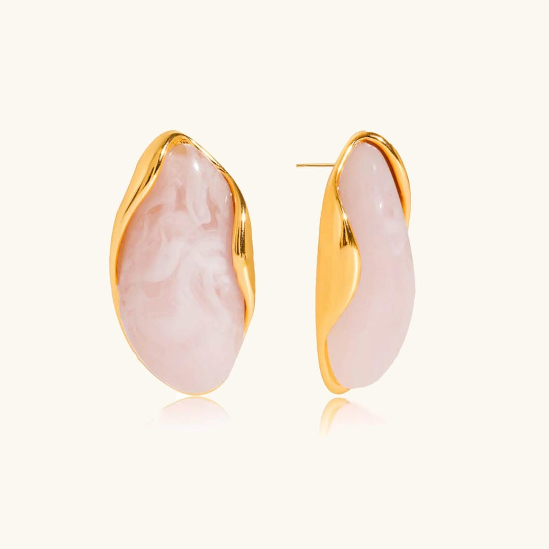 Pendientes atemporales de piedras preciosas pulidas