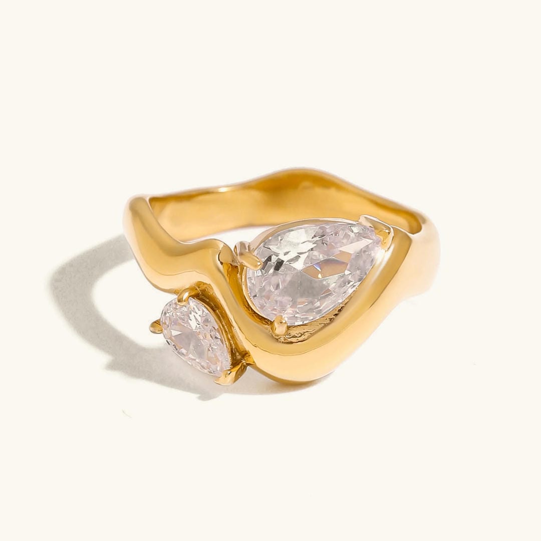 Elegante Anillo de Oro con Gota de Cristal