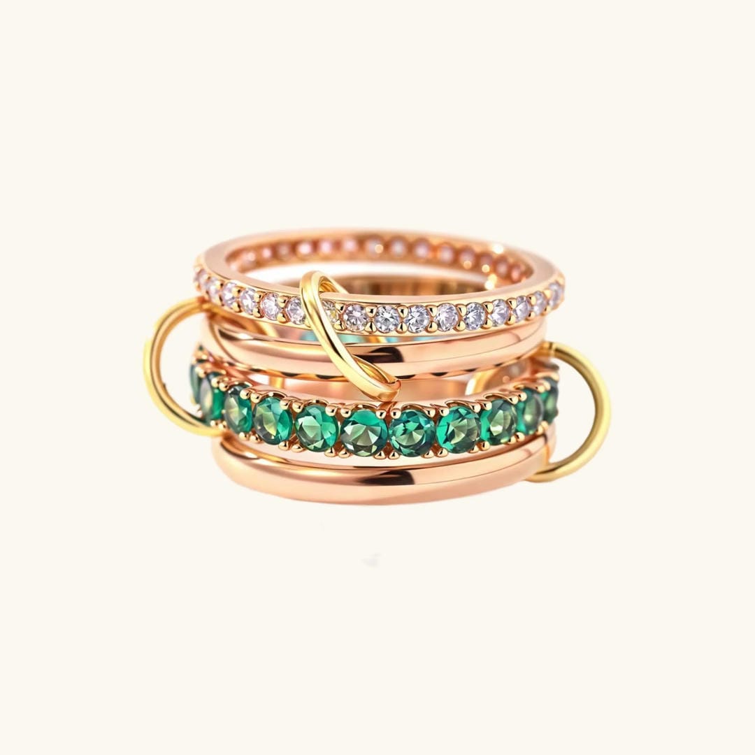 Anillo de oro rosa apilable de cristales brillantes