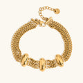 Elegante pulsera de cadena de oro en capas