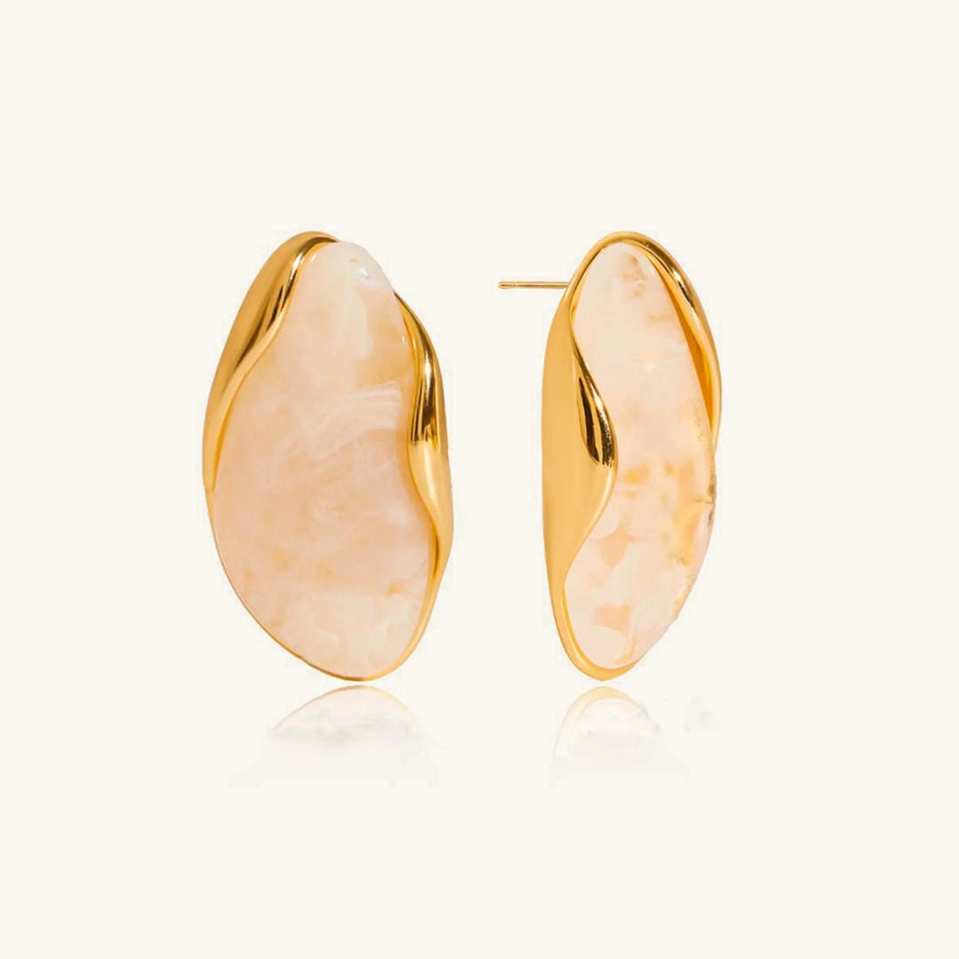 Pendientes atemporales de piedras preciosas pulidas