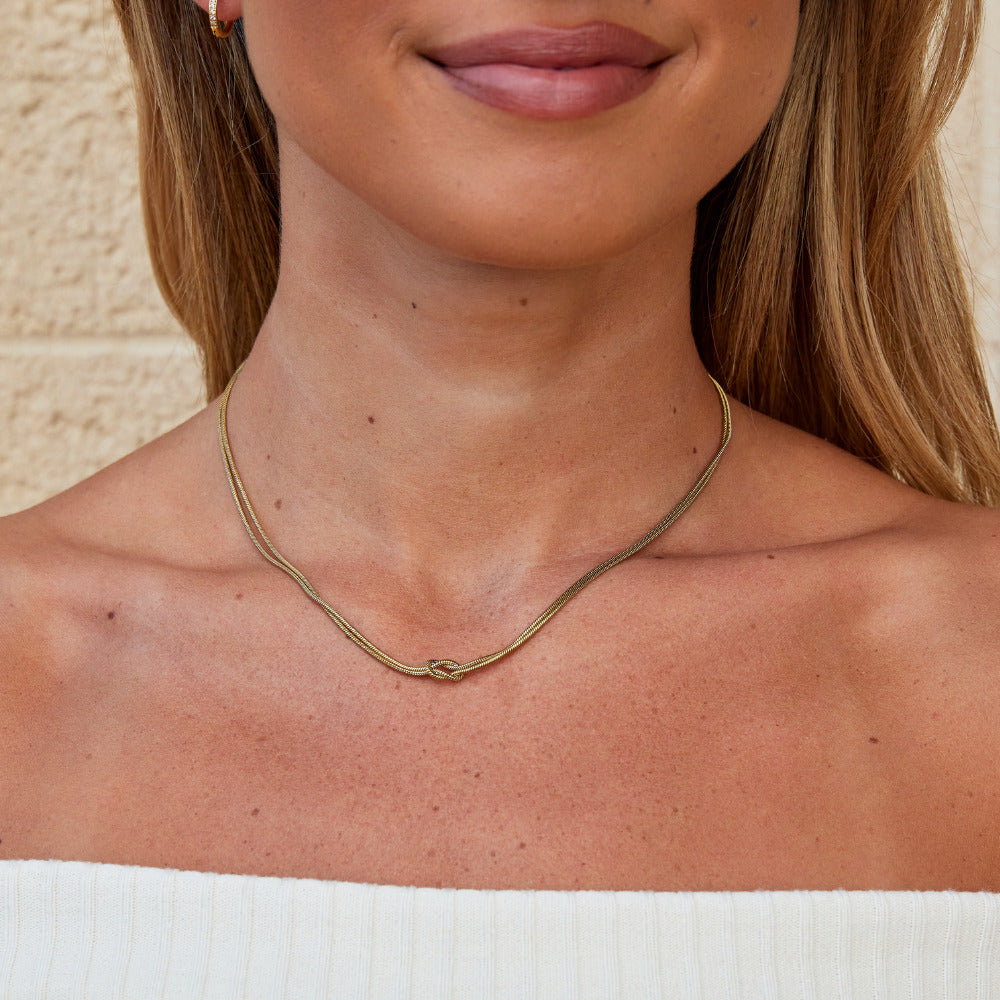 Collar de cadena de oro anudado