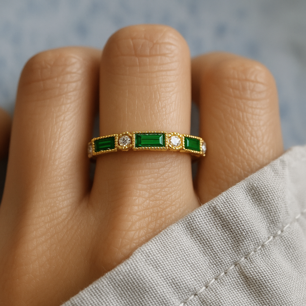 Anillo de oro con circonita verde incrustada