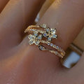 Elegante Anillo Dorado con Flor Brillante