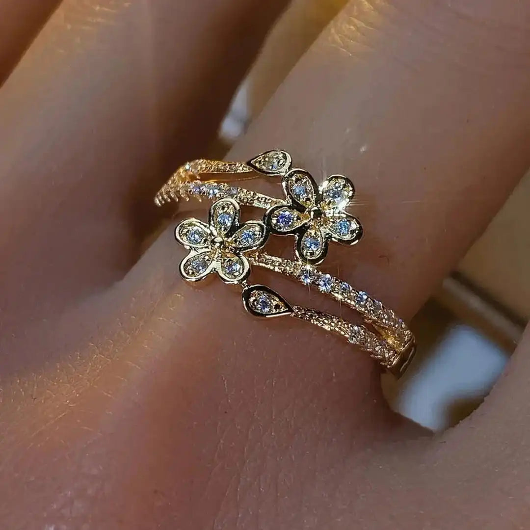 Elegante Anillo Dorado con Flor Brillante