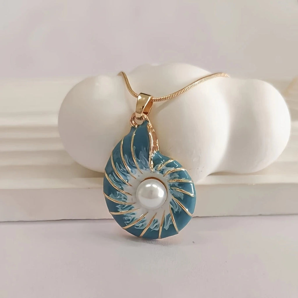 Collar de perlas y conchas azules