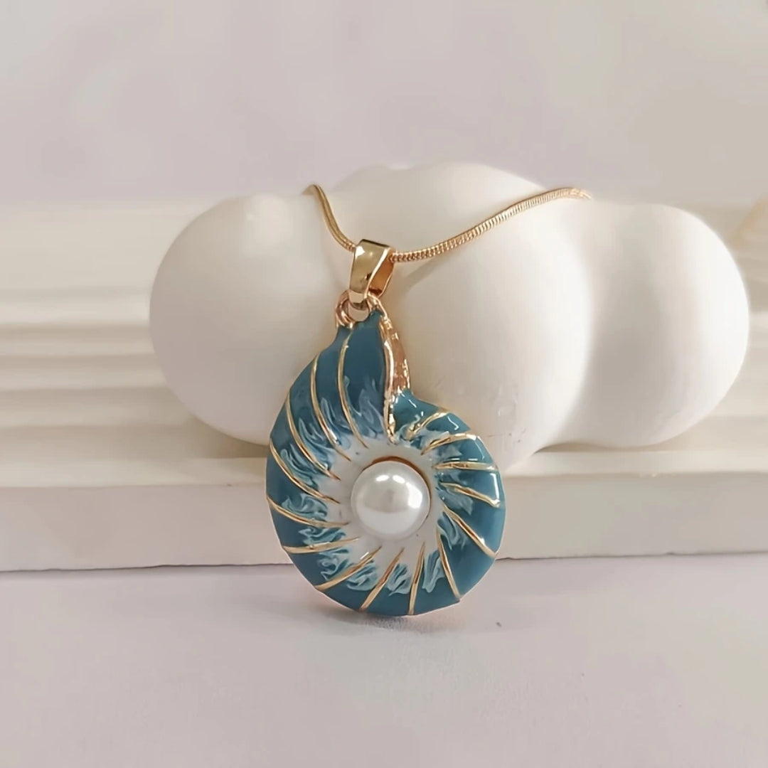 Collar de perlas y conchas azules