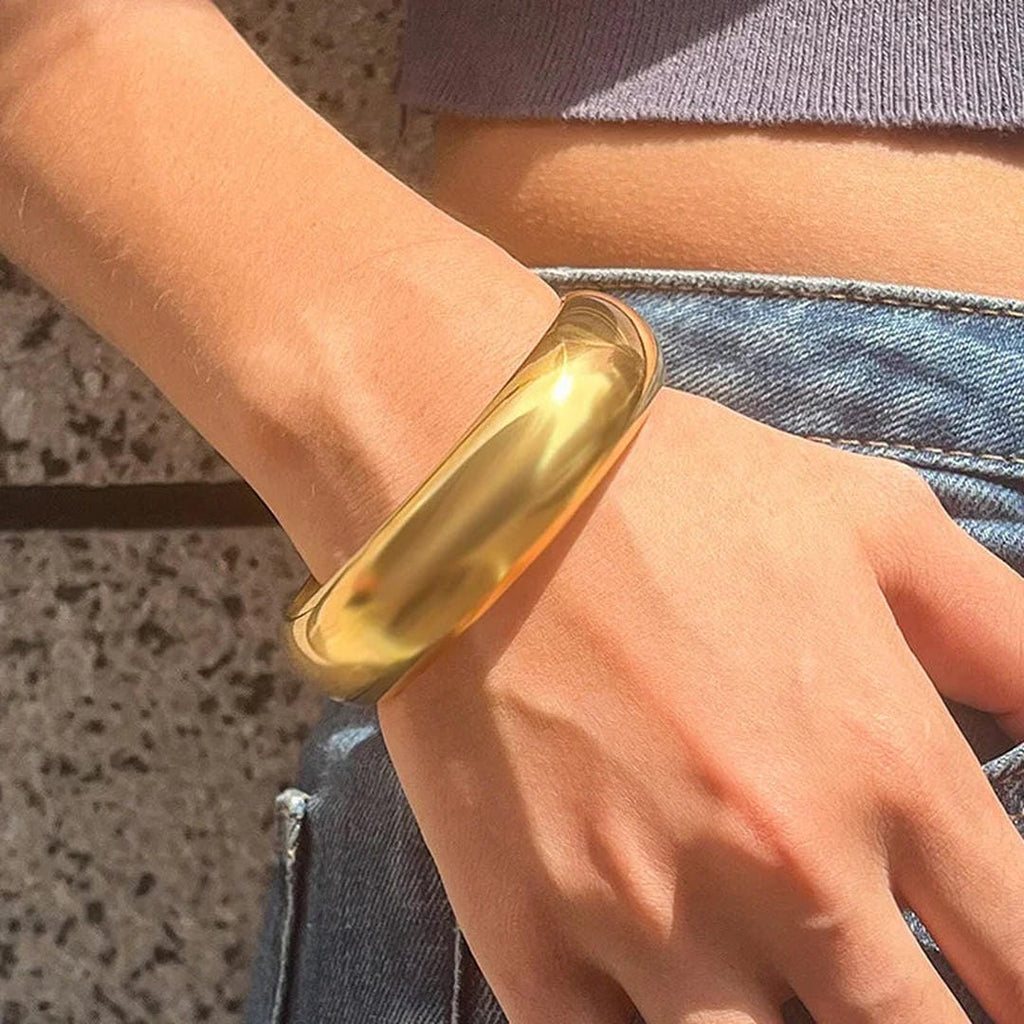 Pulsera rígida de oro lisa atemporal