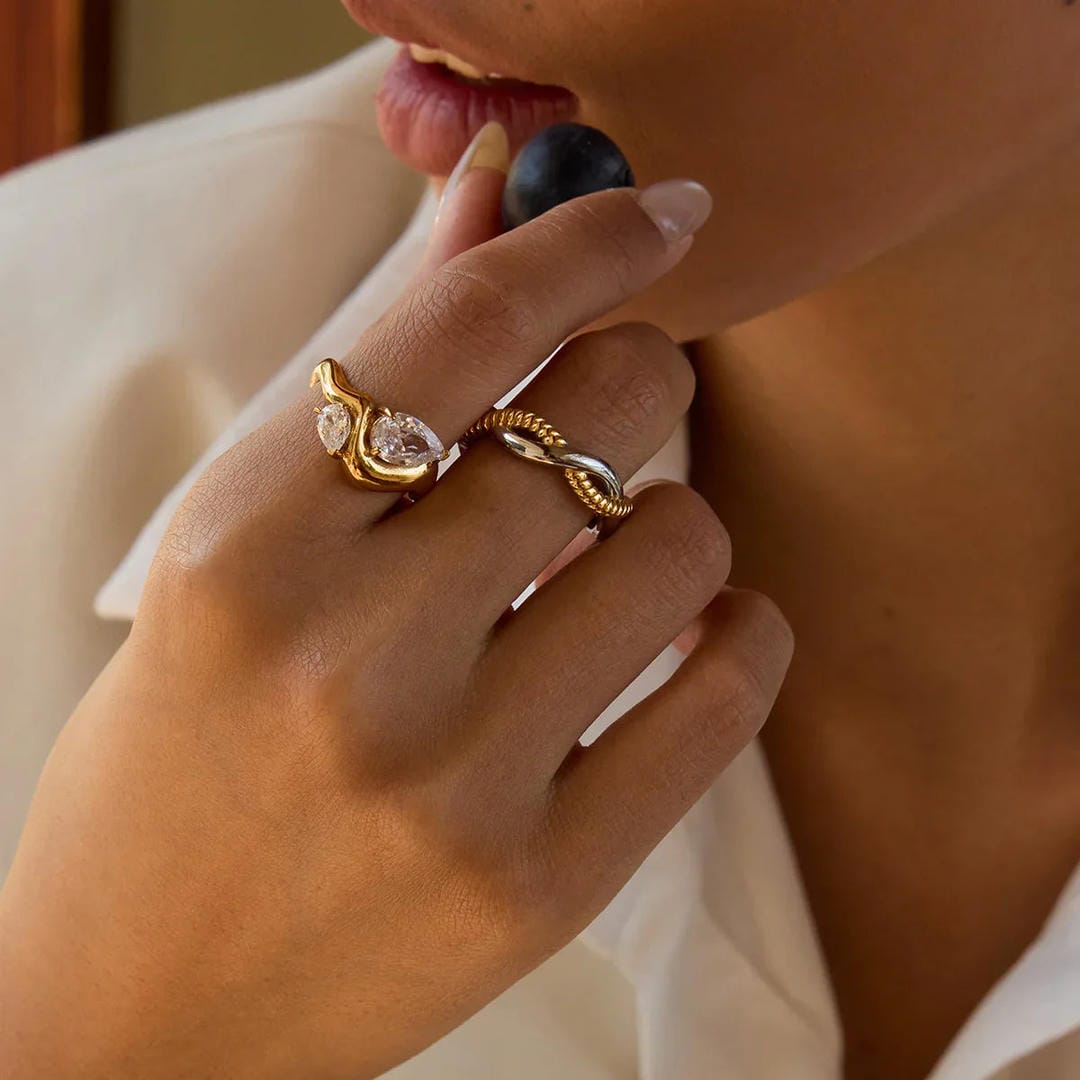 Elegante Anillo de Oro con Gota de Cristal