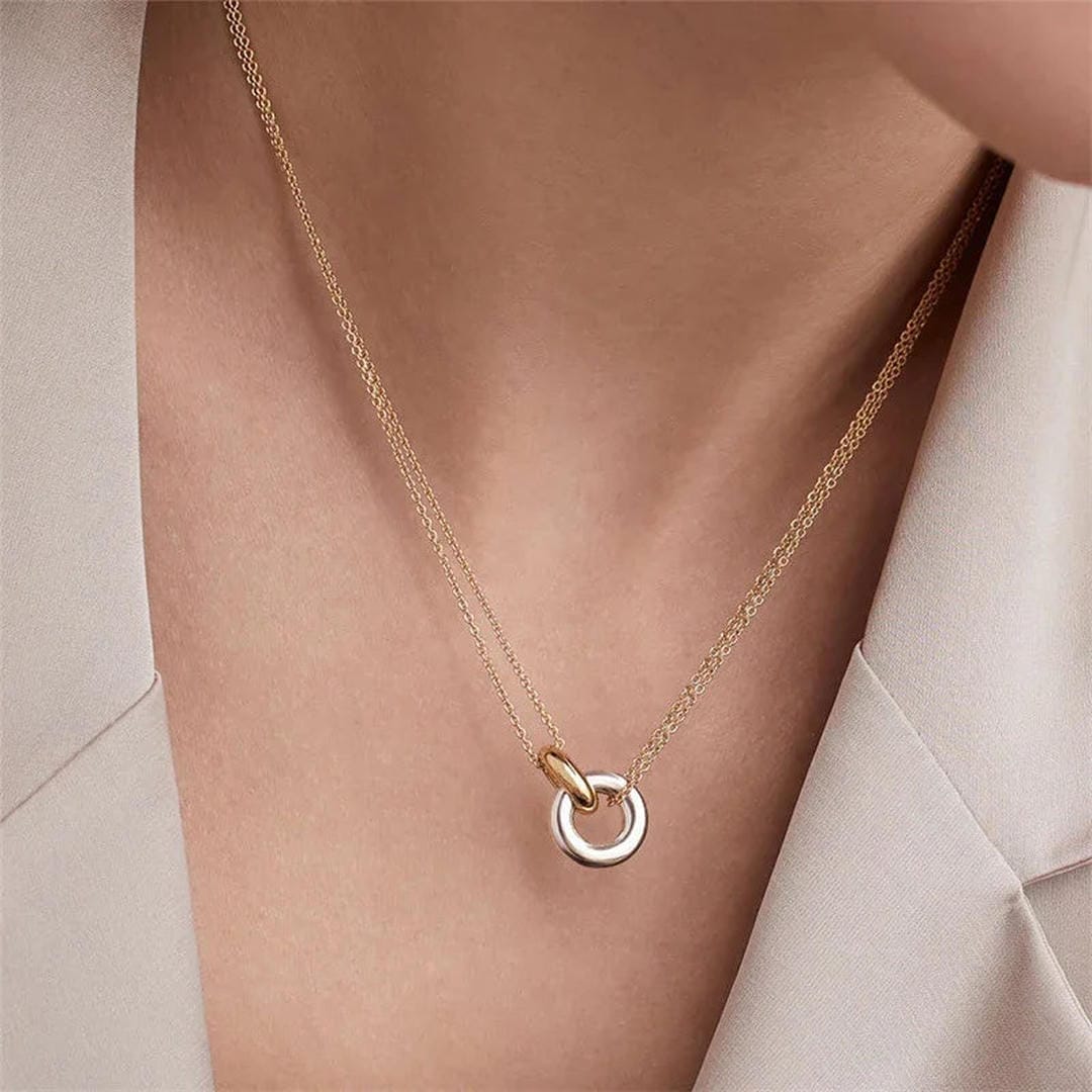 Deslumbrante collar con acento de anillo